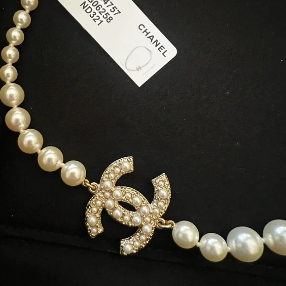 CHANEL Cream Pearl Necklace with Gold Clasp - Picture 3 of 5